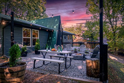 Cozy Mountain Cabin Retreat with Hot Tub, Fire Pit, and Game Room for Relaxing Getaways in Sevierville, Tennessee - Sevierville, Tennessee - glamping.directory