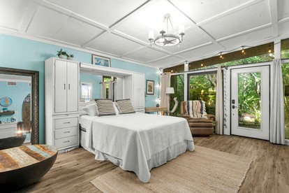 Charming Cottage Nestled Amidst Trees Close to Beach in Panama City Beach, Florida - Panama City Beach, Florida - glamping.directory