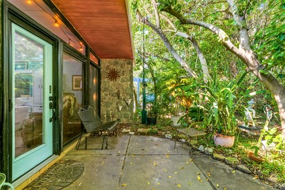 Charming Cottage Nestled Amidst Trees Close to Beach in Panama City Beach, Florida - Panama City Beach, Florida - glamping.directory