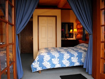 Unique Getaway at Rustic Log Cabin Bed and Breakfast in Hawaiian Acres, Hawaii - Keaau, Hawaii - glamping.directory