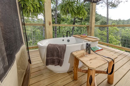 Secluded Tree Tent with Outdoor Soaking Tub & Pizza Oven Near Blue Ridge Waterfalls, Zirconia, North Carolina - Zirconia, North Carolina - glamping.directory