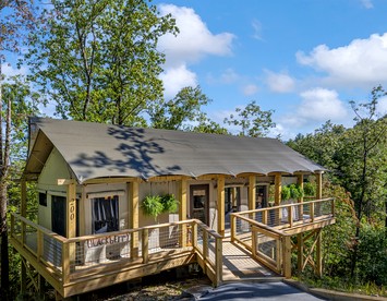 Secluded Tree Tent with Outdoor Soaking Tub & Pizza Oven Near Blue Ridge Waterfalls, Zirconia, North Carolina - Zirconia, North Carolina - glamping.directory