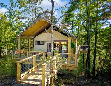 Secluded Tree Tent with Outdoor Soaking Tub & Pizza Oven Near Blue Ridge Waterfalls, Zirconia, North Carolina - Zirconia, North Carolina - glamping.directory