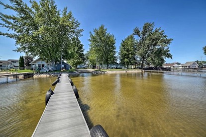 Pet-Friendly Lake Cabin with Dock & Kayaks & Fire Pit in Houghton Lake, Michigan - Houghton Lake, Michigan - glamping.directory