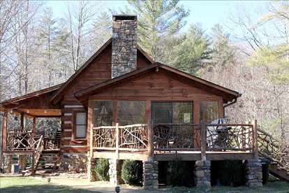 Gorgeous Log Cabin with Jacuzzi near the Blue Ridge Mountains, North Carolina - glamping.directory
