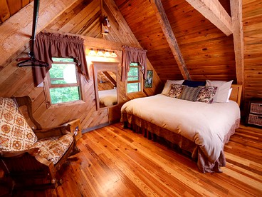 Gorgeous Log Cabin with Jacuzzi near the Blue Ridge Mountains, North Carolina - Sugar Grove, North Carolina - glamping.directory