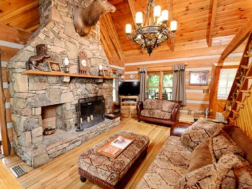 Gorgeous Log Cabin with Jacuzzi near the Blue Ridge Mountains, North Carolina - Sugar Grove, North Carolina - glamping.directory
