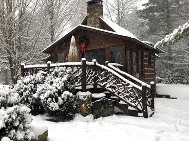 Gorgeous Log Cabin with Jacuzzi near the Blue Ridge Mountains, North Carolina - Sugar Grove, North Carolina - glamping.directory