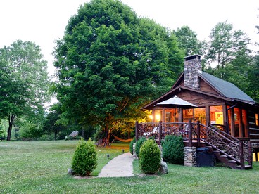 Gorgeous Log Cabin with Jacuzzi near the Blue Ridge Mountains, North Carolina - Sugar Grove, North Carolina - glamping.directory