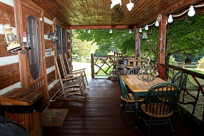Gorgeous Log Cabin with Jacuzzi near the Blue Ridge Mountains, North Carolina - Sugar Grove, North Carolina - glamping.directory