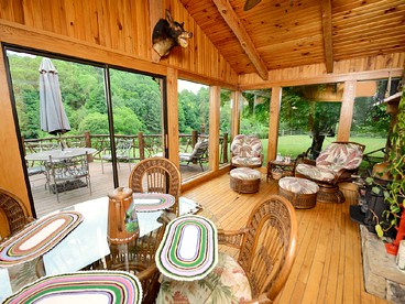 Gorgeous Log Cabin with Jacuzzi near the Blue Ridge Mountains, North Carolina - Sugar Grove, North Carolina - glamping.directory