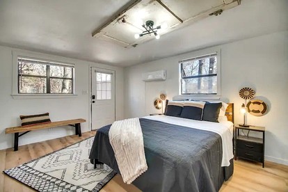 Cozy Studio Retreat with Scenic 5-Acre Views, Near City Lake & Cherokee Casino in Gentry, Arkansas - Gentry, Arkansas - glamping.directory