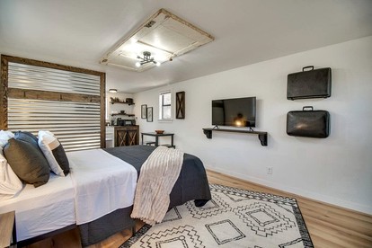 Cozy Studio Retreat with Scenic 5-Acre Views, Near City Lake & Cherokee Casino in Gentry, Arkansas - Gentry, Arkansas - glamping.directory