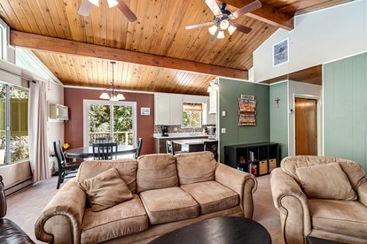 Idyllic Cabin in Resort Community for Family Getaways near Yosemite National Park in Groveland, California - Groveland, California - glamping.directory