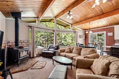 Idyllic Cabin in Resort Community for Family Getaways near Yosemite National Park in Groveland, California - Groveland, California - glamping.directory