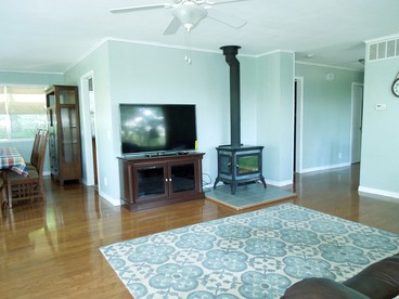 Lovely Cottage Rental with Seasonal Heated Swimming Pool on Beaver Lake, Arkansas - Rogers, Arkansas - glamping.directory