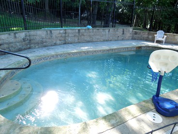 Lovely Cottage Rental with Seasonal Heated Swimming Pool on Beaver Lake, Arkansas - Rogers, Arkansas - glamping.directory