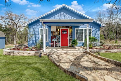 Stylish Wills Point Cottage near Dallas Ideal for Romantic Getaways in Texas - Wills Point, Texas - glamping.directory