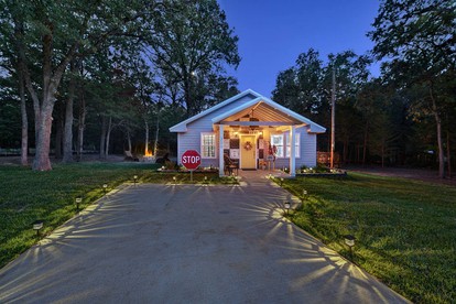 Stylish Wills Point Cottage near Dallas Ideal for Romantic Getaways in Texas - glamping.directory
