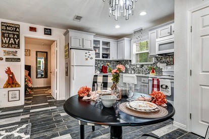 Stylish Wills Point Cottage near Dallas Ideal for Romantic Getaways in Texas - Wills Point, Texas - glamping.directory
