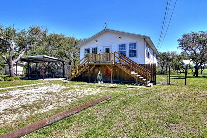 Family Style Fishing Cabin with Porch and Grill Perfect for Group Getaways on the Conn Brown Harbour, Aransas Pass Texas - Aransas Pass, Texas - glamping.directory
