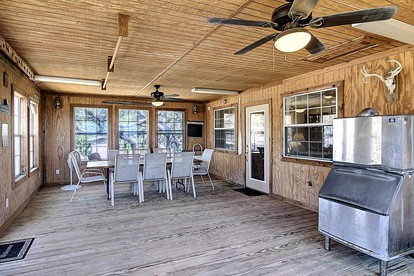 Family Style Fishing Cabin with Porch and Grill Perfect for Group Getaways on the Conn Brown Harbour, Aransas Pass Texas - Aransas Pass, Texas - glamping.directory