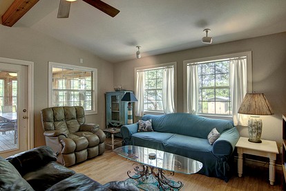 Family Style Fishing Cabin with Porch and Grill Perfect for Group Getaways on the Conn Brown Harbour, Aransas Pass Texas - Aransas Pass, Texas - glamping.directory