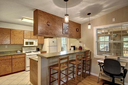 Family Style Fishing Cabin with Porch and Grill Perfect for Group Getaways on the Conn Brown Harbour, Aransas Pass Texas - Aransas Pass, Texas - glamping.directory