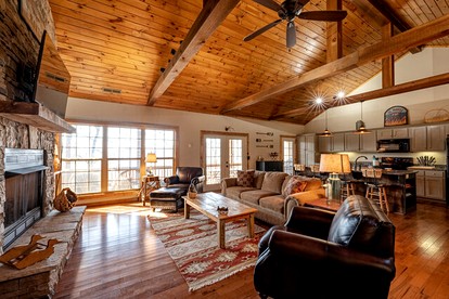 Lake Cabin Fully Equipped Ideal for Big Families in Topton, North Carolina - Topton, North Carolina - glamping.directory