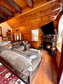 Rustic Spacious Cabin with Cozy Indoor and Outdoor in Maine - Greenville, Maine - glamping.directory