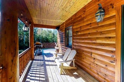 Rustic Spacious Cabin with Cozy Indoor and Outdoor in Maine - Greenville, Maine - glamping.directory