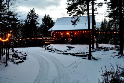 Rustic Spacious Cabin with Cozy Indoor and Outdoor in Maine - Greenville, Maine - glamping.directory