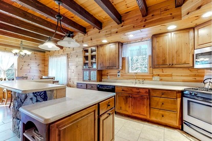 Rustic Spacious Cabin with Cozy Indoor and Outdoor in Maine - Greenville, Maine - glamping.directory