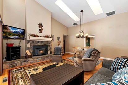 Moonridge Magic: Cabin with Hot Tub for Your Mountain Retreat - San Bernardino, California - glamping.directory