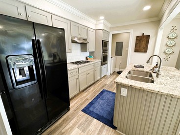 Spacious Lakefront House with Deck & EV Charging Near Oaklawn Casino in Hot Springs, AR - Hot Springs, Arkansas - glamping.directory