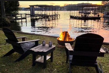 Spacious Lakefront House with Deck & EV Charging Near Oaklawn Casino in Hot Springs, AR - Hot Springs, Arkansas - glamping.directory