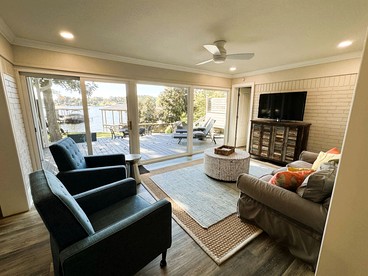 Spacious Lakefront House with Deck & EV Charging Near Oaklawn Casino in Hot Springs, AR - Hot Springs, Arkansas - glamping.directory