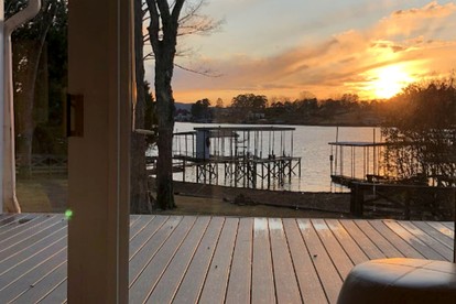 Spacious Lakefront House with Deck & EV Charging Near Oaklawn Casino in Hot Springs, AR - Hot Springs, Arkansas - glamping.directory