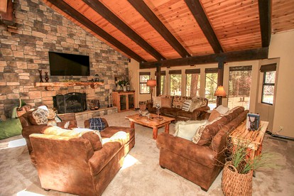 Private Family-Friendly Cottage with Hot-Tub and Games Room, Close to Snow Summit by Bear Lake, California - Big Bear Lake, California - glamping.directory