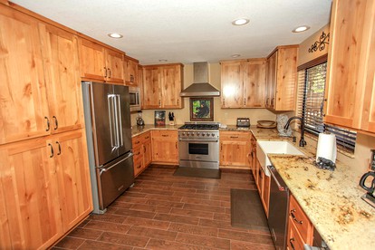 Private Family-Friendly Cottage with Hot-Tub and Games Room, Close to Snow Summit by Bear Lake, California - Big Bear Lake, California - glamping.directory
