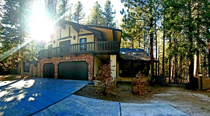 Private Family-Friendly Cottage with Hot-Tub and Games Room, Close to Snow Summit by Bear Lake, California - Big Bear Lake, California - glamping.directory