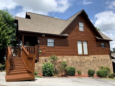 Exceptional Log Cabin for Families and Groups with Hot Tub, Arcade, and Pool Table in Sevierville, Tennessee - glamping.directory