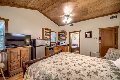 Family-Friendly Cottage with Garden Great to Recharge in Fredericksburg, Texas - Fredericksburg, Texas - glamping.directory