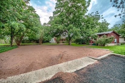 Family-Friendly Cottage with Garden Great to Recharge in Fredericksburg, Texas - Fredericksburg, Texas - glamping.directory