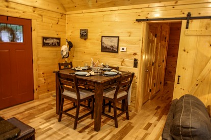 Fantastic Log Cabin with Barbecue and Hot-tub in Gatlinburg, Tennessee - Gatlinburg, Tennessee - glamping.directory