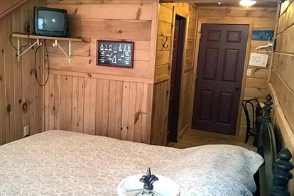 Romantic Vacation Rental with Lake Views near Cooperstown, New York - Richfield Springs, New York - glamping.directory