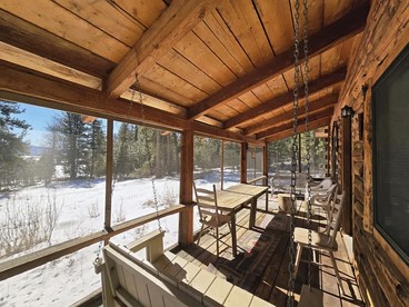 Handcrafted Cozy Cabin Retreat with Scenic Mountain Views in McCall, Idaho - McCall, Idaho - glamping.directory