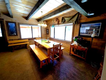 Handcrafted Cozy Cabin Retreat with Scenic Mountain Views in McCall, Idaho - McCall, Idaho - glamping.directory
