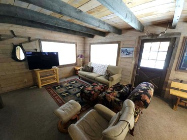 Handcrafted Cozy Cabin Retreat with Scenic Mountain Views in McCall, Idaho - McCall, Idaho - glamping.directory