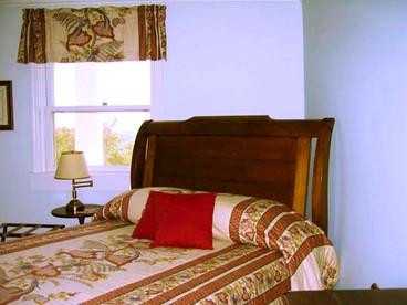 Classic Bed and Breakfast for a Weekend Getaway in Dearborn County, Indiana - Aurora, Indiana - glamping.directory